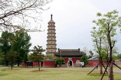 view of the entrance gate of the Yongyou Temple and the Yongyousi Pagoda