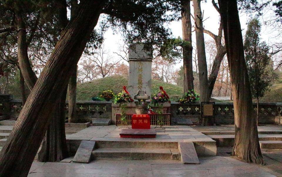 the tomb of Confucius at the Confucius Cemetery in Qufu