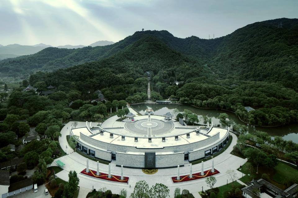 aerial view of the Jiyu Pavilion and Jiyu Square. From left to right behind it among the trees are the Yu Temple, Dayu Mausoleum and Yu Clan Temple and the Great Yu Statue is visible on Shifan Hill in the distance.