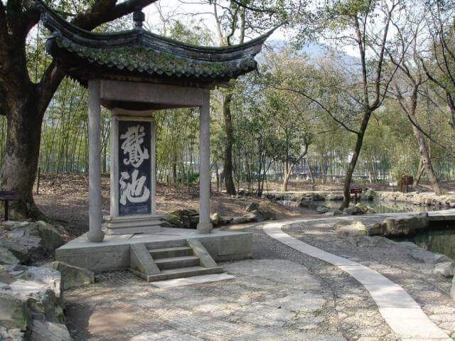 view of the Goose Pond Pavilion whose stone stele bears the famous calligraphic inscription 鹅池 (E Chi=Goose Pond)