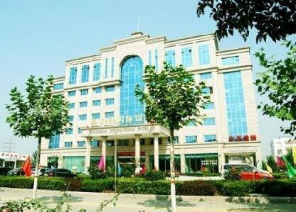 outside view of the Zhongzhou Yufeng International Hotel in Linzhou