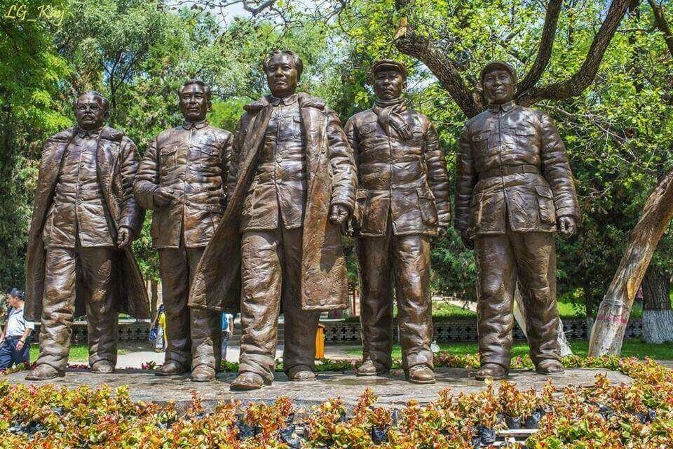 bronze statue of the five secretaries of the CPC Central Committee at the Zaoyuan Revolutionary Site near Yan'an City