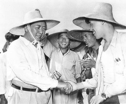 Mao Zedong shakes hands with People's Commune workers in 1959