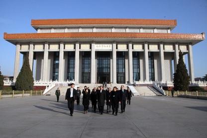 A diplomatic delegation from Ecuador visits the Mao Zedong Mausoleum in November 2013