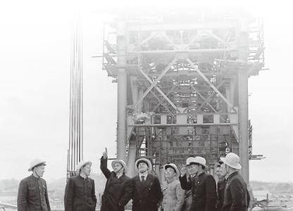 Chinese and Soviet engineers at the Wuhan Yangtze River Bridge in 1957