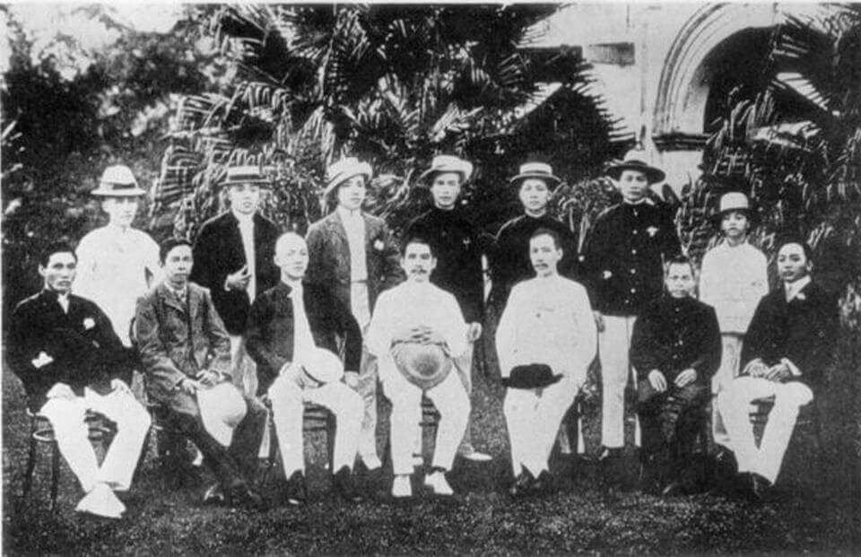 Dr. Sun Yat-sen together with the members of the Singapore Branch of the Tongmenghui