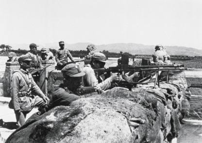 photo showing Chinese soldiers trying to defend Marco Polo Bridge near Beijing from Japanese invading troops in 1937